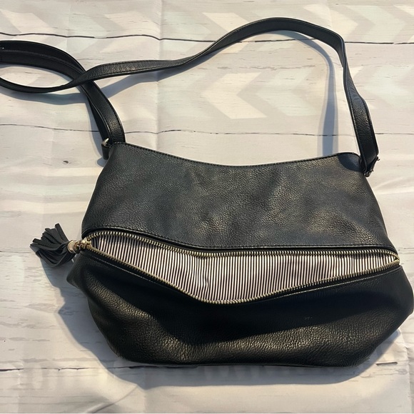 Black Medium Size Faux Leather Zip Up Purse with Gold Zipper Details - Picture 3 of 12